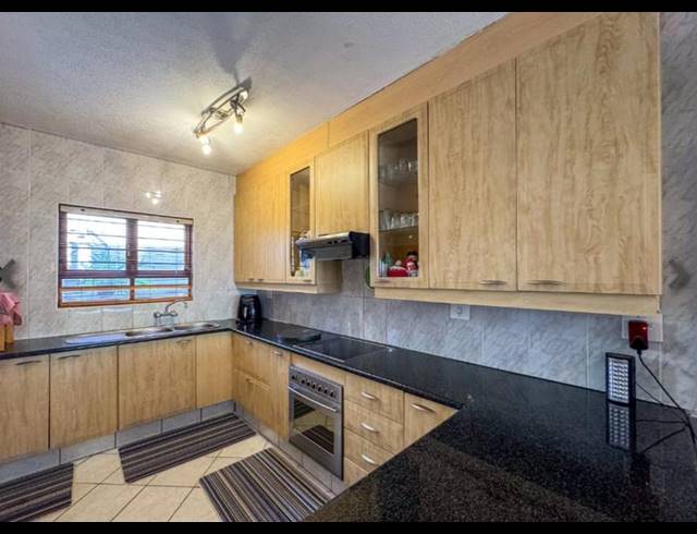 2 BEDROOM TOWNHOUSE FOR SALE IN BASSONIA